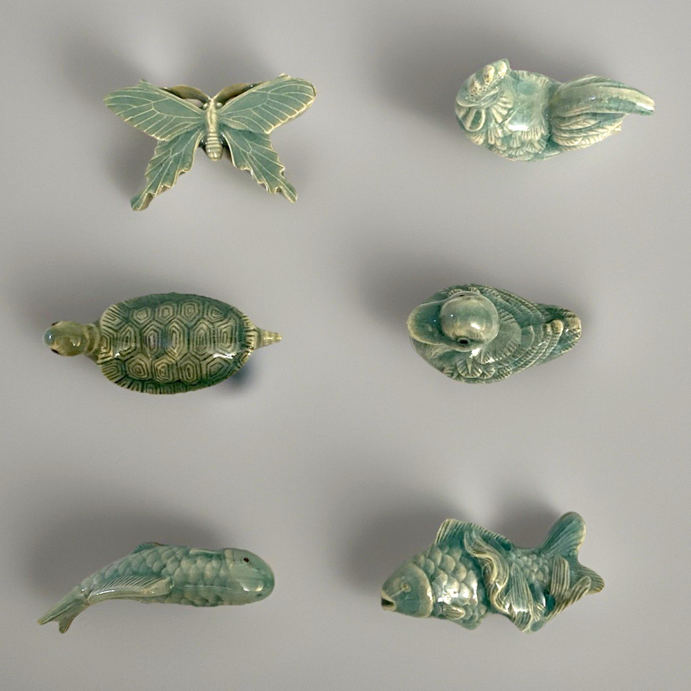 Exceptionally Beautifully Detailed Celadon Pottery Chopstick Rest Set of 6 Japan